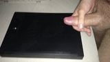 Pancutan mani besar pada komputer riba rakan sekerja di pejabat snapshot 2