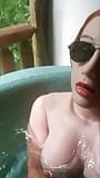 Vrouwelijke maskering topless in een jacuzzi snapshot 5