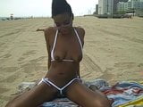 Revay在非裸体的公共海滩上炫耀她的奶子和阴户！ snapshot 3