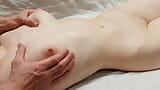J'ai donné à ma demi-soeur un massage agréable et chaud des seins snapshot 13