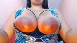 Chubby latina menunjukkan payudara besar dan areola berminyak besar di kamera snapshot 4