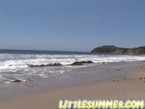 Тинку-лесбо трахают пальцами на пляже snapshot 1