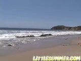 Teenie-Lesbe gefingert am Strand snapshot 1