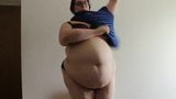 मोटापे से ग्रस्त लड़की तंग कपड़ों पर कोशिश करती है snapshot 2