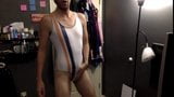 Hombre gay se masturba en traje de baño blanco de una pieza snapshot 1