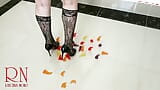 Süße Jeles zerstören mit High-Heels-Schuhen auf dem Boden. Süße Leckereien müssen von meinen hohen Schuhen auf dem Boden zerstört werden. In snapshot 2