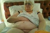 Super-size 80y.o. vovó britânica em lingerie preta snapshot 5