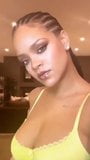 Rihanna selfie met haar grote decolleté in een beha snapshot 3