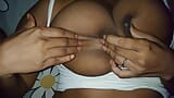 Sri Lankaanse vriendin melkt haar borsten - sexy video snapshot 5