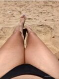 Ehefrau zieht sich am Strand aus snapshot 11