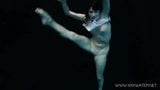 Andrejka nage nue dans la piscine snapshot 13