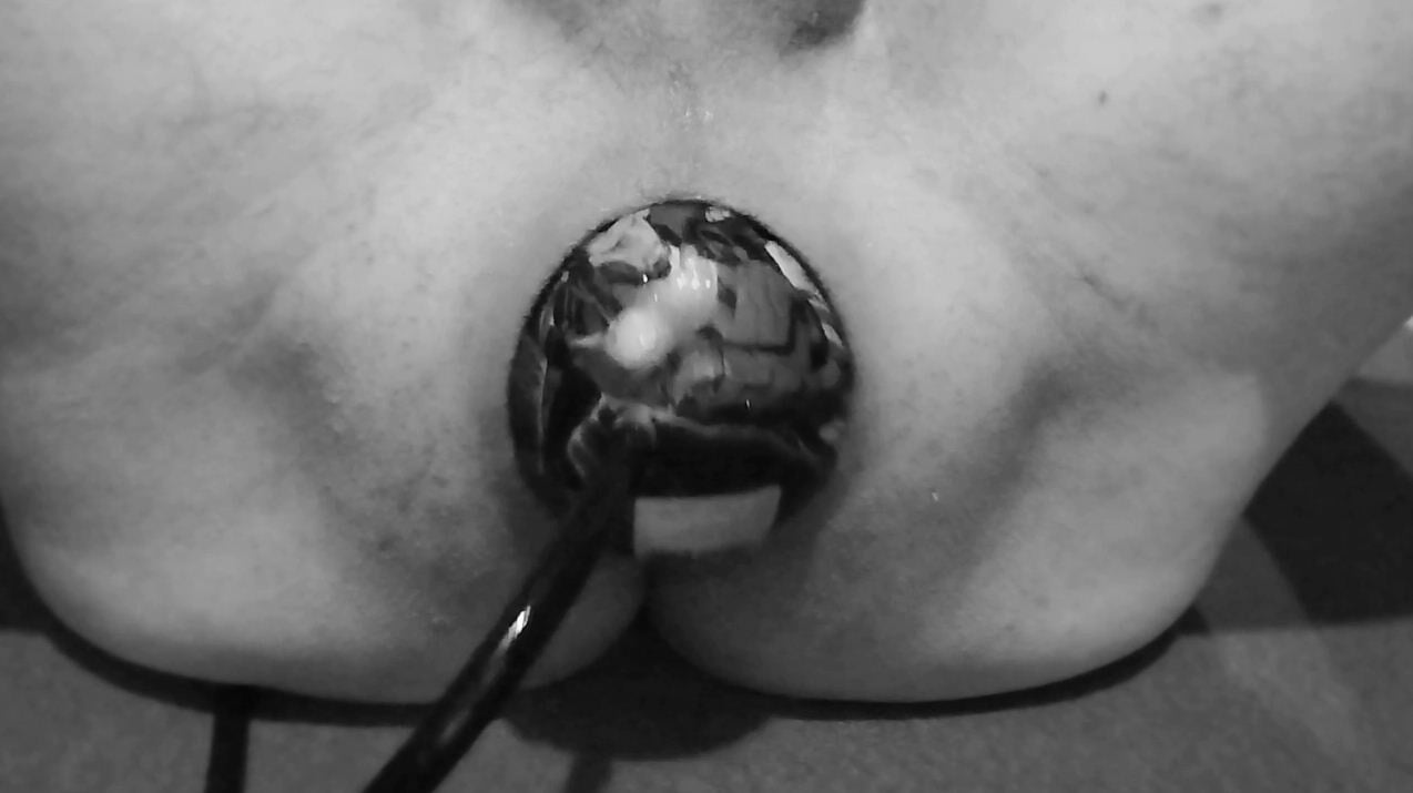 J’ai mis une boule dégonflée dans mon cul et je l’ai gonflée à un diamètre de 15 centimètres. Je le tire de mon cul. C’est le truc.