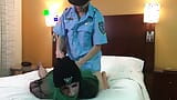 Полицейский арестовывает и трахает шлюшку-трансвестита snapshot 2