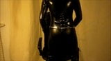 Kinky Latex Doll wichst sie Schwanz snapshot 2