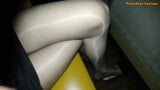 Pantyhose mengkilap dan rok mini snapshot 3