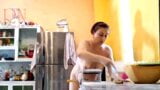 Seorang pembantu rumah tangga telanjang bekerja di dapur. pembantu rumah tangga yang berubah-ubah bejat bekerja di dapur tanpa celana dalam.2 snapshot 11