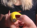 Katiegodess с бананами с длинными острыми красными ногтями snapshot 7