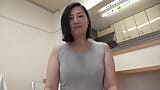 Une MILF japonaise à la chatte poilue se fait baiser brutalement puis goûte un creampie snapshot 1