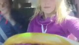 Blondine lutscht Schwanz im Auto snapshot 5