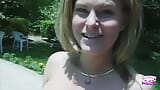 Ein blondes kÃ1/4ken mit behaarter fotze und groÃŸen falschen titten im freien am pool gebohrt snapshot 1