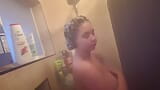 Une BBW prend une douche snapshot 12