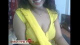 Gadis India meraih payudaranya secara langsung snapshot 2