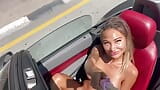 Pornostar Monika Fox reitet nackt und squirtet nach der Masturbation direkt im Cabrio snapshot 4