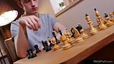 Сексуальная 18-летняя соблазняет своего гетеросексуального друга, играя в шахматы snapshot 2
