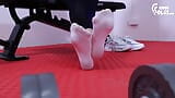 POV-fitnessstudio-perverse muss ihre verschwitzten socken riechen snapshot 6