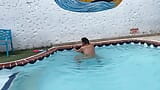 पड़ोसी ने अपने पति को पूल में पहली बार देखने के लिए घर पर छोड़ा snapshot 20