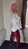 Crossdresser caliente en pantalones de pvc y blusa de satén snapshot 6