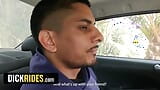 Pervertido taxista seduce a su pasajera heterosexual y le enseña a hacer garganta profunda - dickrides snapshot 2