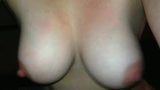 Esposa lamiendo sus tetas colgantes snapshot 6