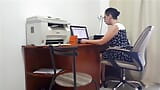 Lady boss le da coño para cunnilingus a ingeniero - video completo snapshot 1