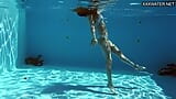 Acrobacias bajo el agua en la piscina con Mia Split snapshot 9