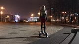 Heißes Mädchen, das Gyroscooter in High Heels und kurzem Rock fährt snapshot 5