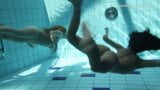 Silvie e Zhanetta sono nude in piscina snapshot 15