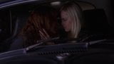 Lauren Ambrose en Mena Suvari - "zes voet onder" s4e07 snapshot 5