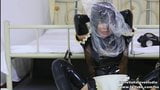 Femme de ménage en latex, self-bondage et jeu de respiration dans un sac en plastique snapshot 9
