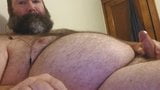 Oso peludo y gordito dispara una carga gruesa snapshot 1