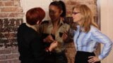 Nina Hartley y Lily Cade en un lésbico interracial snapshot 2