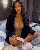 Kim Kardashian с огромным декольте snapshot 2