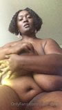 Solo-BBW lutscht ihre Nippel snapshot 2