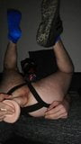 Pupply Slutboy schnüffelt Schuhe & offener heißer eigener Arsch mit großem Dildo snapshot 4