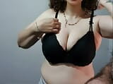 La matrigna con enormi tette naturali vale su un nuovo reggiseno davanti al figliastro snapshot 15