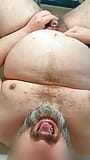 Un gros nichon barbu pisse dans sa bouche snapshot 7