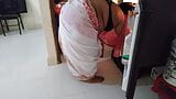 भारतीय गरम चाची फ्रिज खोलो - पढ़ो लड़की ने चाची का सर दलकर फ्रिज के अंदर उने चुदाई की snapshot 3