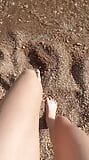 Mes pieds sentent la plage et l'eau snapshot 3