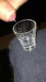 Éjaculation dans un verre à liqueur snapshot 1