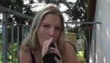 Bystig tysk milf tommel bommel njuter av dildo. snapshot 3